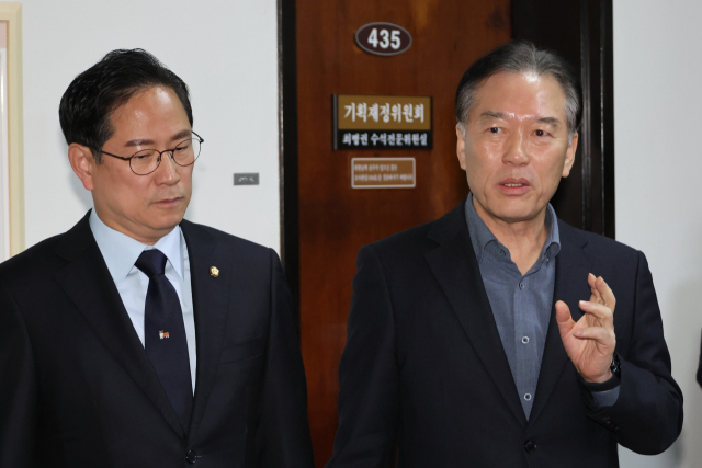 국회 기획재정위원회 더불어민주당 간사인 정태호(오른쪽) 의원과 국민의힘 간사인 박수영 의원이 28일 배당소득 분리과세와 관련해 취재진 질문에 답하고 있다. 연합뉴스