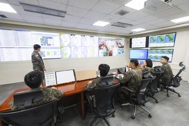 기상예보 담당자들이 예보상황실에서 군내 주요 작전과 행사, VIP 임무에 대한 기상 지원을 위해 한반도의 기상을 분석하고 있다. 사진 제공=공군