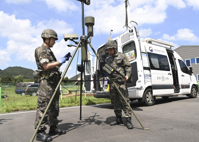 2025년 9월 한미연합훈련 ‘을지 자유의 방패(UFS)’ 연습 때 이동형 기상 장비 정비사들이 장비를 통해 얻은 항공기상 관측 정보(기상 실황)에 대해 논의하고 있다. 사진 제공=공군