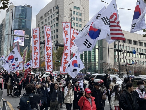 ‘계엄 1년’ 앞둔 주말 집회…“조희대 탄핵” vs “오직 윤석열”