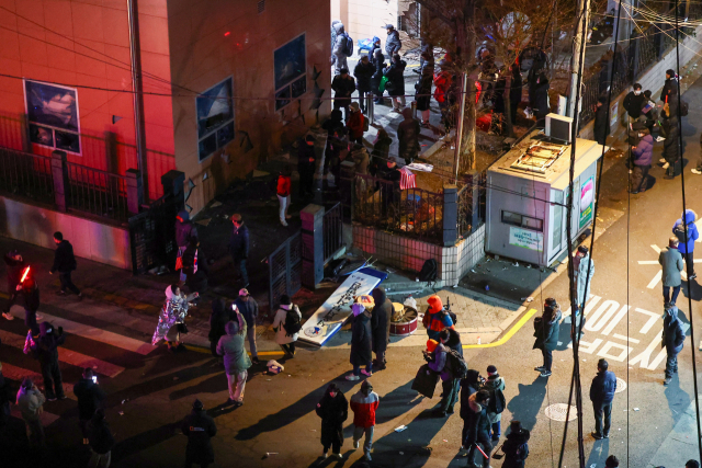 내란 우두머리 혐의를 받는 윤석열 전 대통령의 구속영장이 발부된 올 1월 마포구 서울서부지방법원 후문에서 지지자들이 경내로 진입하고 있다. 이들은 당시 윤 전 대통령 구속영장 발부 소식이 전해지자 극도로 흥분해 법원 후문에서 경찰 저지를 뚫었다. 연합뉴스