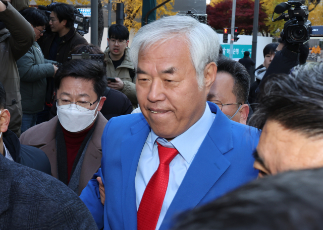 서부지법 난동 사태의 배후로 지목된 전광훈 사랑제일교회 목사가 피의자 신분으로 서울경찰청에 출석하고 있다. 연합뉴스