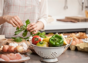 "몸에 좋대서 꼭 챙겨 먹었는데"…'이 과일' 많이 먹고 소변 검사했더니 '깜짝' [건강UP]