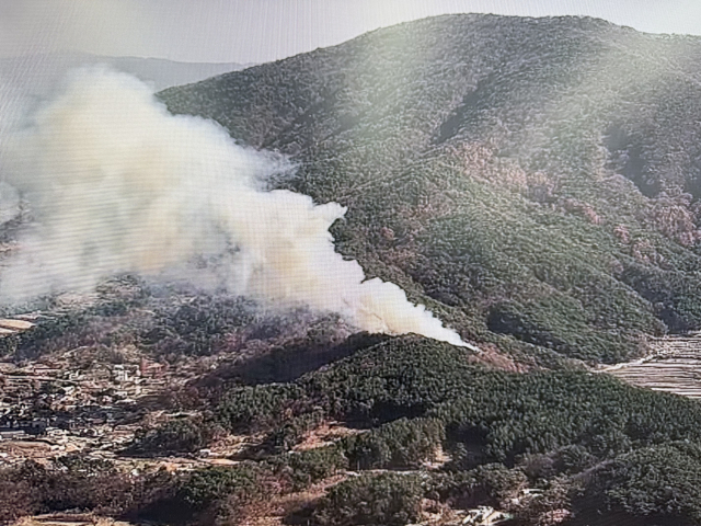 30일 울산 울주군 범서읍 중리에서 발생한 산불 영상 화면. 사진제공=울산소방본부