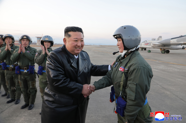 김정은 국무위원장이 지난 28일 제2공군사단 59길영조영웅연대 갈마비행장에서 장병들을 치하하고 있다. 조선중앙통신·연합뉴스