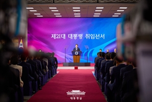 尹30% 추락, 李60% 상승…취임6개월 반대로 갈린 민심[송종호의 국정쏙쏙]