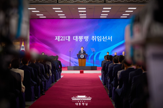 尹30% 추락, 李60% 상승…취임6개월 반대로 갈린 민심[송종호의 국정쏙쏙]