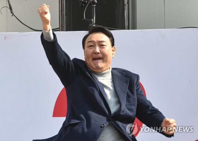 尹30% 추락, 李60% 상승…취임6개월 반대로 갈린 민심[송종호의 국정쏙쏙]