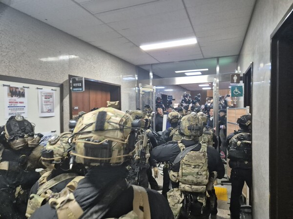 尹30% 추락, 李60% 상승…취임6개월 반대로 갈린 민심[송종호의 국정쏙쏙]