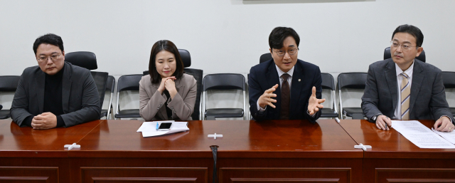 27일 서울 여의도 국회에서 열린 ‘여야 정치인이 본 계엄 1년’ 좌담회에서 참석자들이 발언하고 있다. 홍석빈(오른쪽부터) 우석대 교수, 장철민 더불어민주당 의원, 김소희 국민의힘 의원, 천하람 개혁신당 원내대표. 성형주 기자