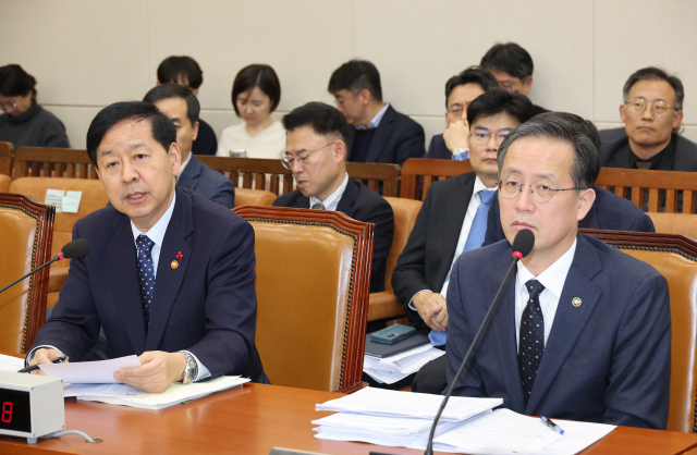 구윤철(왼쪽) 부총리 겸 기획재정부 장관이 30일 국회에서 열린 기재위 전체회의에서 의원 질의에 답하고 있다. 연합뉴스