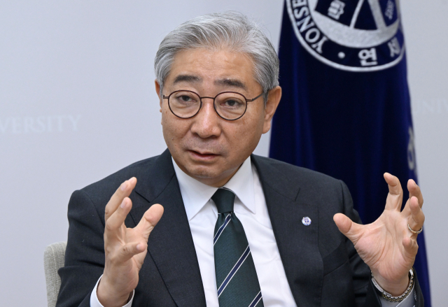 윤동섭 연세대 총장이 28일 서울 서대문구 연세대학교에서 진행된 서울경제신문과의 인터뷰에서 과학 부문 연구성과에 대해 이야기 하고 있다. 성형주 기자