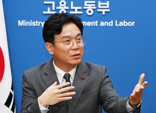 김영훈 고용노동부 장관이 26일 서울 중구 서울지방고용노동청에서 서울경제신문과 인터뷰를 하고 있다. 오승현 기자
