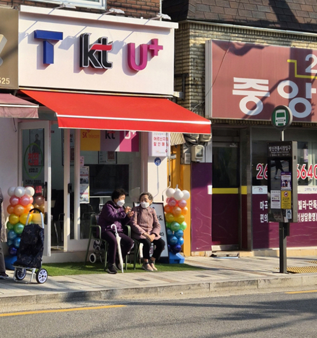 어르신들이 ‘까치의자’를 이용하고 있다. 사진제공=강서구