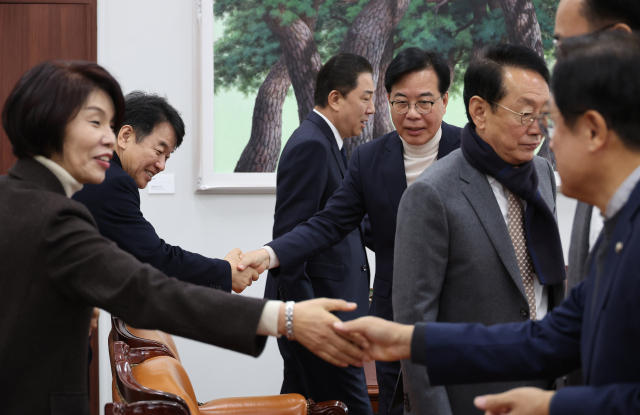 김병기 더불어민주당 원내대표와 송언석 국민의힘 원내대표 등 의원들이 30일 서울 여의도 국회에서 정부가 제출한 법인세·교육세율 인상안을 협상하기 위해 회동하고 있다. 연합뉴스