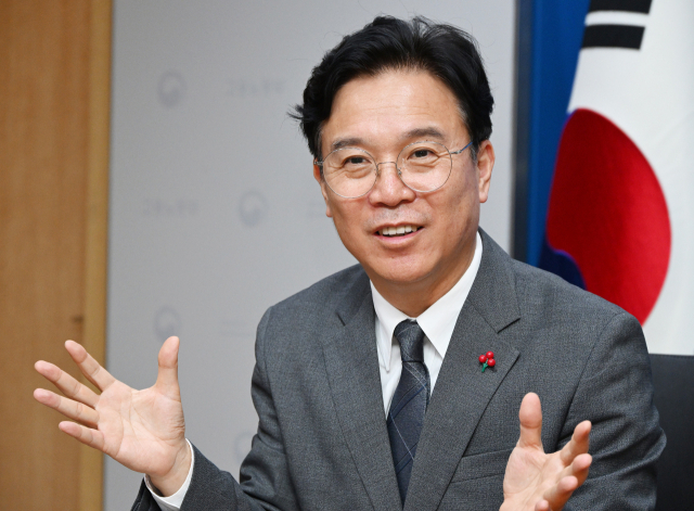 김영훈 고용노동부 장관이 지난달 26일 서울 중구 서울지방고용노동청에서 서울경제신문과 인터뷰를 하고 있다. 오승현 기자