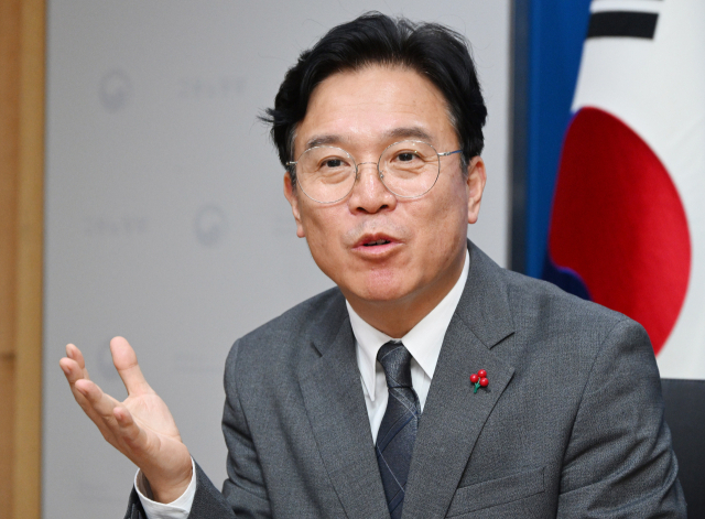 김영훈 고용노동부 장관이 26일 서울 중구 서울지방고용노동청에서 서울경제신문과 인터뷰를 하고 있다. 오승현 기자