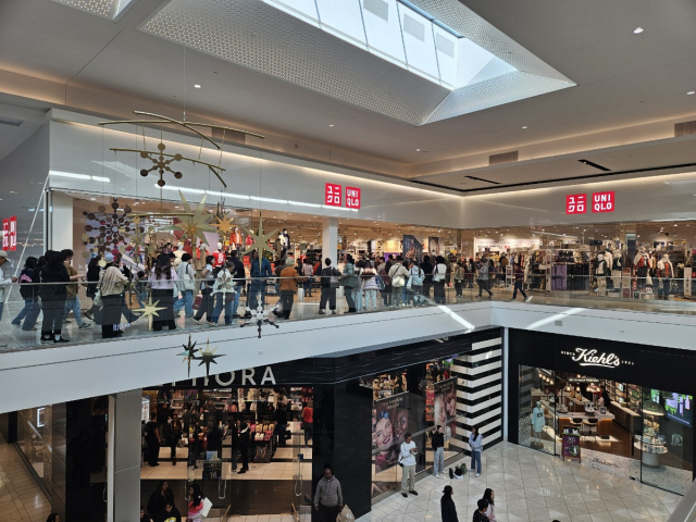 28일(현지 시간) 미국 최대 쇼핑 대목인 블랙프라이데이를 맞아 샌프란시스코의 최대 쇼핑몰인 웨스트필드 밸리 페어 안 유니클로 매장 앞이 쇼핑객들로 가득 차 있다. 샌프란시스코=윤민혁 특파원