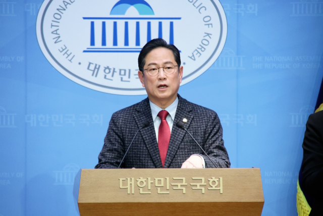 박수영 국민의힘 의원이 1일 국회 소통관에서 기자회견을 열고 “반도체특별법에 화이트칼라 이그젬션(주52시간제 예외) 조항이 포함돼야 한다”고 밝혔다. 제공=박수영 의원실