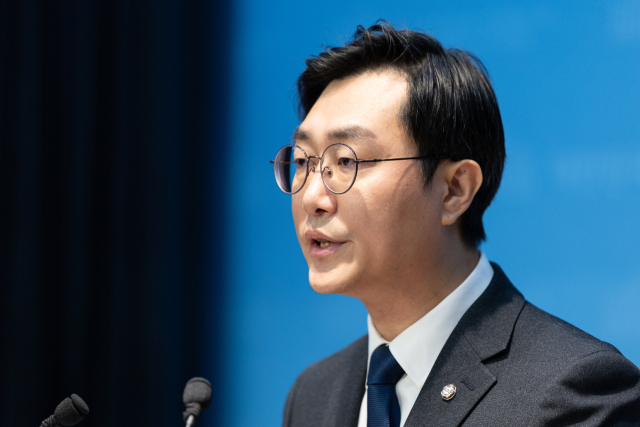 여성 비서관 성추행 의혹에 휩싸인 장경태 더불어민주당 의원이 지난달 30일 서울 여의도 국회 소통관에서 입장을 밝히고 있다. 뉴스1