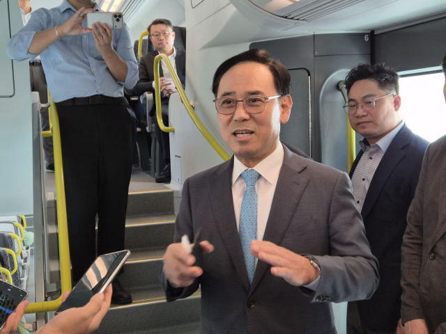 이용배 현대로템 사장이 지난달 27일(현지 시간) 호주 시드니 센트럴역에서 터거라역으로 향하는 NIF 2층 전동차에서 국내 취재진과 인터뷰를 하고 있다. 시드니=심기문 기자