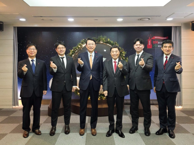 1일 서울 중구 사회복지공동모금회 회관에서 열린 연말 이웃사랑성금 전달식에서 제현웅(왼쪽부터) 삼성글로벌리서치 부사장, 서준영 삼성전자 노사협의회 사원대표, 장석훈 삼성사회공헌업무총괄 사장, 김병준 사회복지공동모금회 회장, 박종찬 삼성전자 노사협의회 사원대표, 황인식 사회복지공동모금회 사무총장이 기념사진을 촬영하고 있다. 사진제공=삼성