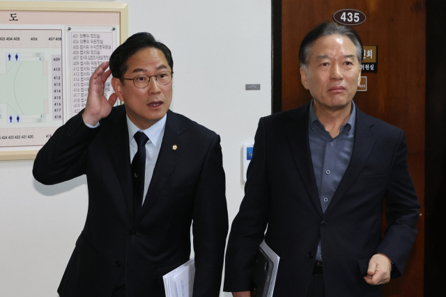 국회 기획재정위원회 더불어민주당 간사인 정태호(오른쪽) 의원과 국민의힘 간사인 박수영 의원이 지난달 28일 국회 기획재정위원회 앞에서 배당소득 분리과세 관련 합의 등 '소소위' 진행상황 관련 취재진의 질문을 받고 있다. 연합뉴스