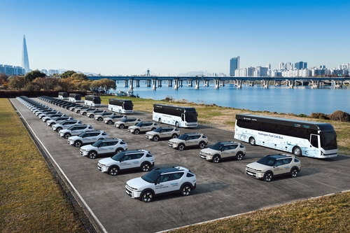 현대차그룹이 이달 2일부터 사흘간 서울에서 열리는 ‘수소위원회 최고경영자 서밋’에 지원하는 넥쏘·유니버스 수소전기버스 차량. 사진제공=현대차그룹