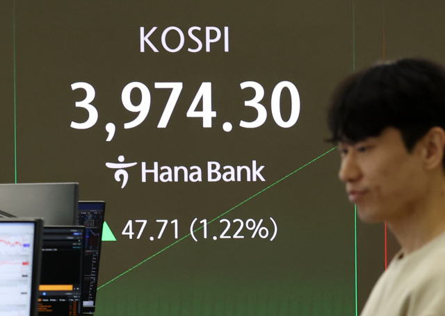 1일 서울 하나은행 본점에서 딜러가 업무를 보고 있다. 연합뉴스