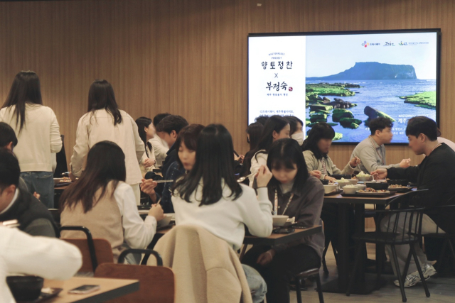 지난달 26일 서울 마포구 CJ프레시웨이 본사 구내식당에서 임직원들이 ‘향토정찬’ 특식을 즐기고 있다. 노현영 기자