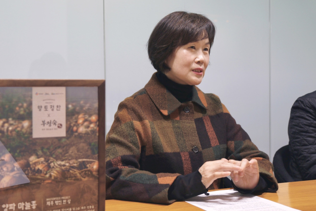 제주 향토음식 명인 부정숙 씨가 ‘향토정찬’ 개발 과정에 대해 설명하고 있다. 사진 제공=CJ프레시웨이