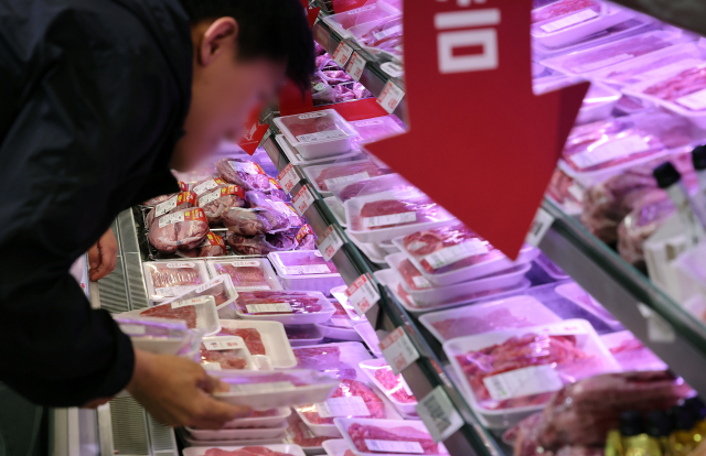 서울의 한 대형마트에서 지난 10월 시민들이 고기를 고르고 있다. 연합뉴스