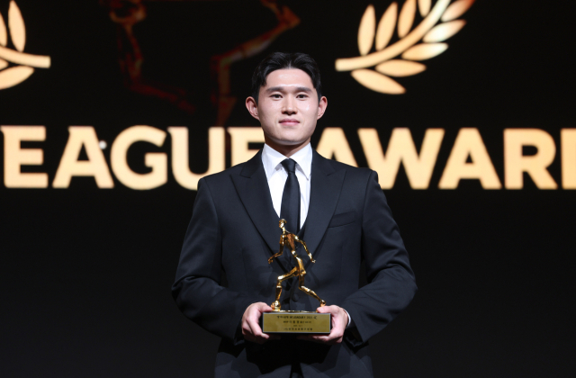 울산HD 이동경이 1일 K리그 2025 대상 시상식에서 K리그1 MVP를 수상한 뒤 트로피와 함께 기념 촬영하고 있다. 연합뉴스