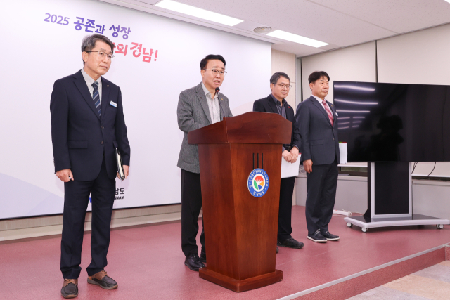 박성호(왼쪽 두 번째) 부산진해경제자유구역청장이 1일 경남도청에서 창원 웅동1지구 부지 개발 계획을 밝히고 있다. 사진 제공=경남도