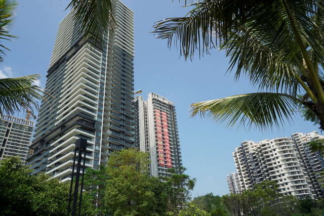 중국 광둥성 지역의 한 주거용 건물에 매물 표시가 내걸려 있다. 로이터연합뉴스