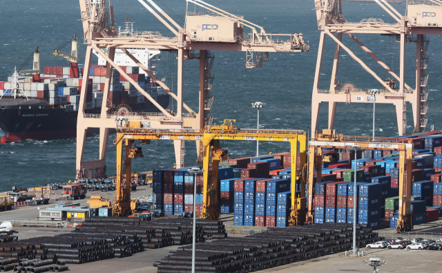 경기도 평택항에 컨테이너가 쌓여 있는 모습. 연합뉴스