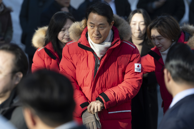 '명태균 여론조사 의혹'을 수사하는 민중기 특별검사팀이 오세훈 서울시장을 정치자금법 위반 혐의로 불구속 기소한 1일 오 서울 시장이 사랑의온도탑 점등식에 참석하고 있다. 연합뉴스