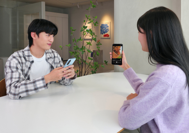 삼성전자 모델이 '갤럭시 A17 LTE'로 영상을 시청하고 있다. 사진제공=삼성전자