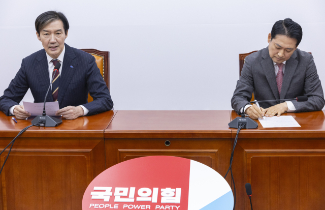 조국(왼쪽) 조국혁신당 대표가 1일 국회에서 장동혁 국민의힘 대표를 만나 인사말을 하고 있다. 연합뉴스