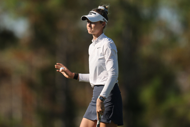 갤러리에게 인사하고 있는 넬리 코르다. 사진 제공=AFP연합뉴스