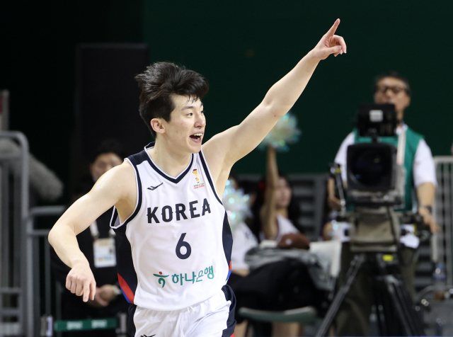 이정현이 1일 중국과의 농구 월드컵 아시아 예선 1라운드 2차전에서 득점한 뒤 환호하고 있다. 연합뉴스