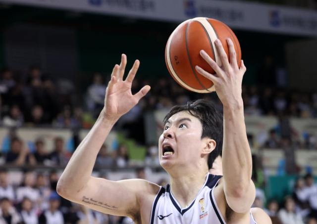 골밑슛을 시도하는 이현중. 연합뉴스