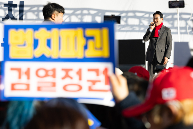 장동혁 국민의힘 대표가 1일 인천 미추홀구 주안역 앞에서 열린 민생회복·법치수호 인천 국민대회에서 연설하고 있다. 뉴스1