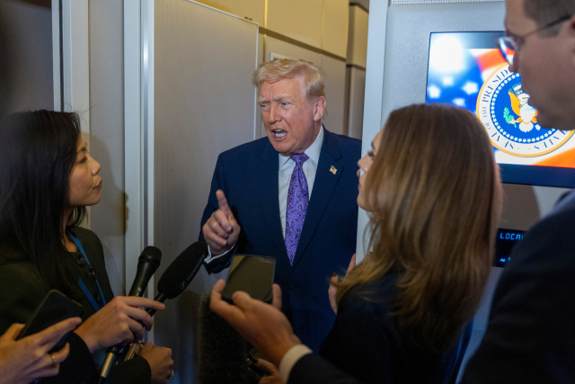 도널드 트럼프 미국 대통령이 11월 30일(현지 시간) 플로리다주에서 워싱턴DC로 돌아오는 에어포스원에서 기자들의 질문에 답하고 있다. AP연합뉴스