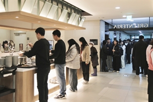 ‘특식 경쟁’ 치열해진 구내식당…제주 향토음식까지 나온다 [똑똑! 스마슈머]