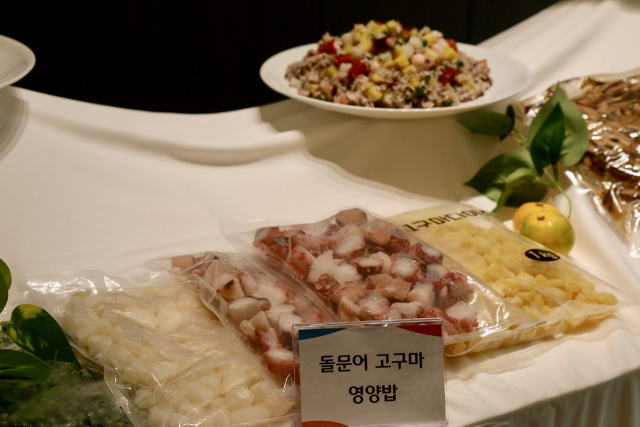 CJ프레시웨이가 전국 급식장에 공급할 예정인 돌문어 고구마 영양밥 키트. 사진 제공=CJ프레시웨이