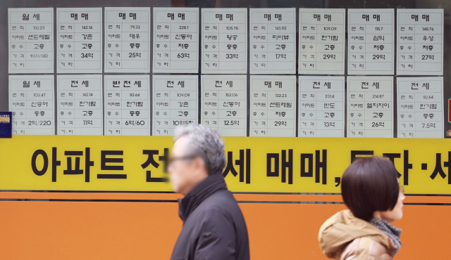 서울 아파트 전월세 44%가 재계약 (서울=연합뉴스) 한종찬 기자 = 연합뉴스가 24일 국토교통부 실거래가시스템의 전월세 거래신고 정보를 분석한 결과 10·15대책 이후 37일간(10월 16일∼11월21일) 체결된 서울 아파트 전월세 계약 2만여건 가운데 갱신 계약 비중은 44.4%를 차지했다. 이는 대책 전 37일간의 갱신계약 비중 42.7%에 비해 1.7%포인트 높아진 것이다. 사진은 이날 서울 시내 부동산 중개업소 전월세 매물 게시판. 2025.11.24 saba@yna.co.kr (끝) <저작권자(c) 연합뉴스, 무단 전재-재배포, AI 학습 및 활용 금지>