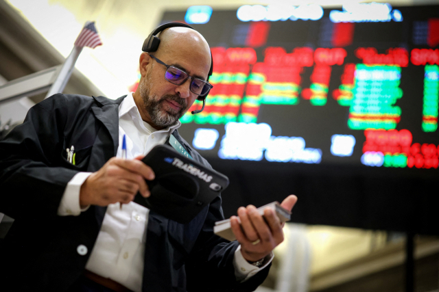 1일(현지 시간) 미국 뉴욕증권거래소(NYSE)에서 한 거래중개인이 지표를 살피고 있다. 로이터연합뉴스