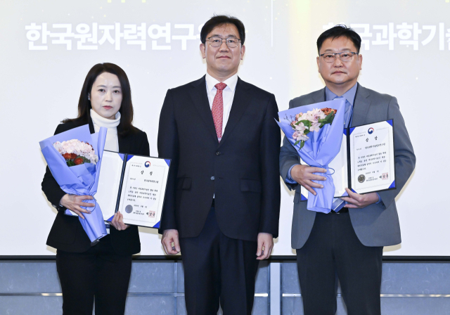 원자력연 최은영(왼쪽 첫번째) 여성과학기술인 총괄담당관(책임연구원)이 과학기술정보통신부 장관상을 수상한 뒤 과학기술정보통신부 홍순정(″두번째) 미래인재정책국장과 기념촬영을 하고 있다. 사진제공=한국원자력연구원