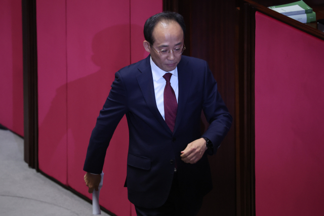 계엄 해제 의결을 방해한 혐의(내란 중요임무 종사)로 구속영장이 청구된 국민의힘 추경호 의원이 지난달 27일 국회 본회의에서 자신의 체포동의안 표결에 앞서 신상발언을 한 뒤 발언대에서 내려오고 있다. 연합뉴스